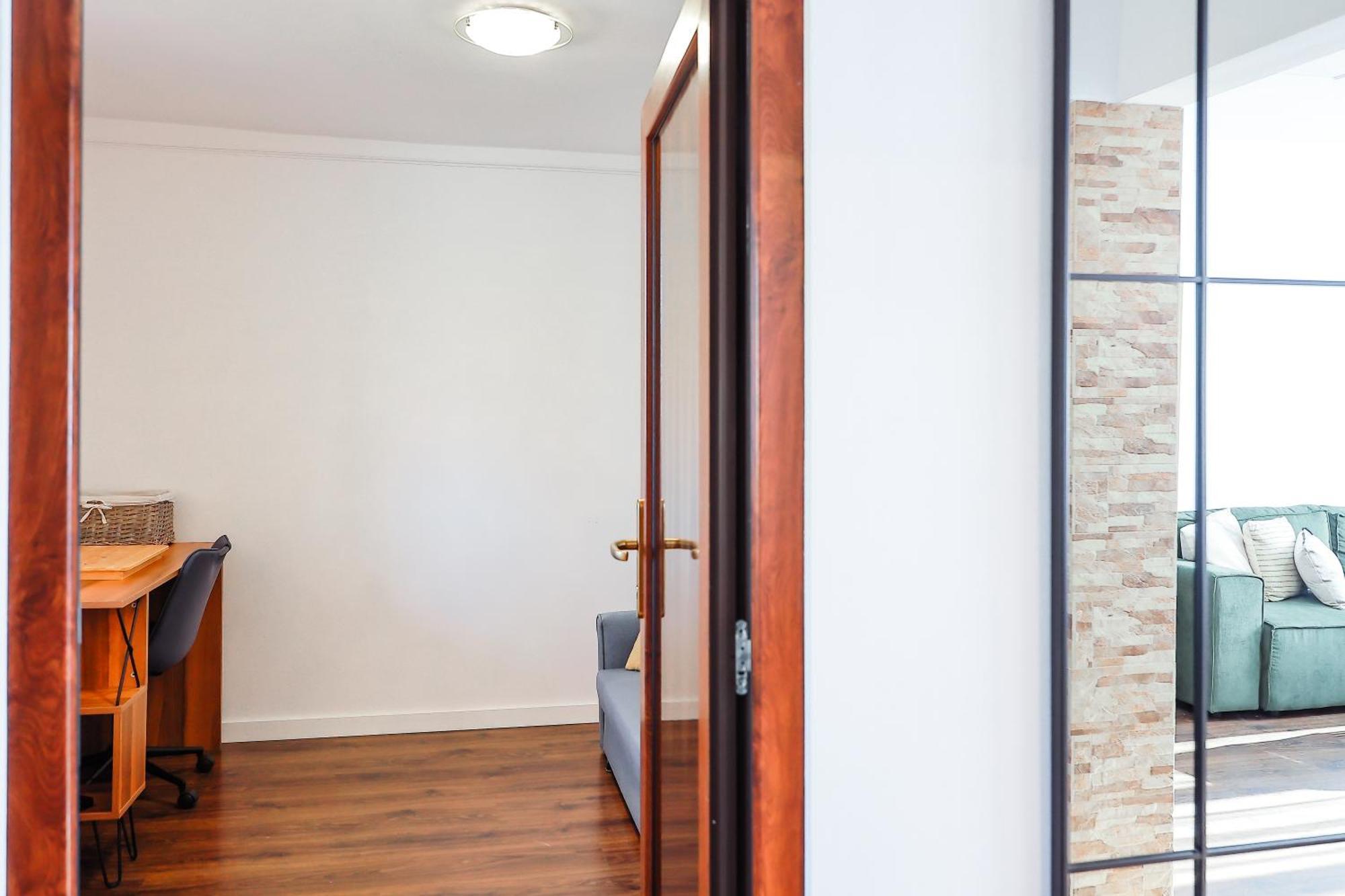 Oradea City Center Apartment Near Aquapark With Jacuzzi & Parking Exterior photo
